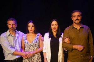 &Epsilon;ί&delta;&alpha;&mu;&epsilon; &tau;&eta;&nu; &pi;&alpha;&rho;ά&sigma;&tau;&alpha;&sigma;&eta; &laquo;&Delta;&epsilon;ί&pi;&nu;&omicron; &mu;&epsilon; &phi;ί&lambda;&omicron;&upsilon;&sigmaf;&raquo; &sigma;&tau;&omicron; &theta;έ&alpha;&tau;&rho;&omicron; Alhambra