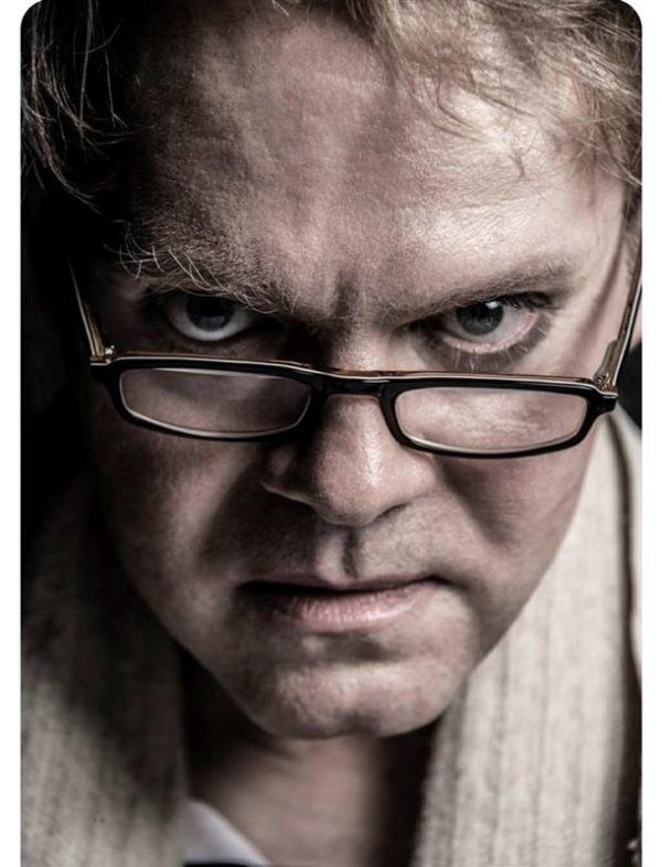 &Epsilon;ί&delta;&alpha;&mu;&epsilon; &tau;&eta;&nu; &pi;&alpha;&rho;ά&sigma;&tau;&alpha;&sigma;&eta; &laquo;&Eta; &gamma;έ&nu;&nu;&eta;&sigma;&eta; &epsilon;&nu;ό&sigmaf; &phi;&alpha;&sigma;ί&sigma;&tau;&alpha;&raquo; &sigma;&tau;&omicron; &theta;έ&alpha;&tau;&rho;&omicron; &Kappa;&epsilon;&rho;&alpha;&mu;&epsilon;&iota;&kappa;ό&sigmaf;.