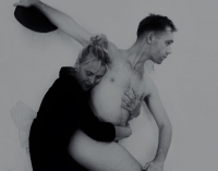 &Phi;&alpha;ί&delta;&rho;&alpha; &lsquo;&Epsilon;&rho;&omega;&sigmaf; &tau;&eta;&sigmaf; &Sigma;ά&rho;&alpha; &Kappa;έ&iota;&nu;  &Sigma;&kappa;&eta;&nu;&omicron;&theta;&epsilon;&sigma;ί&alpha;: &lsquo;&Alpha;&nu;&tau;&zeta;&epsilon;&lambda;&alpha; &Mu;&pi;&rho;&omicron;ύ&sigma;&kappa;&omicron;&upsilon;  &alpha;&pi;ό &tau;&omicron;&nu; &Omicron;&kappa;&tau;ώ&beta;&rho;&iota;&omicron; &sigma;&tau;&omicron; &Mu;&pi;ά&gamma;&kappa;&epsilon;&iota;&omicron;&nu;