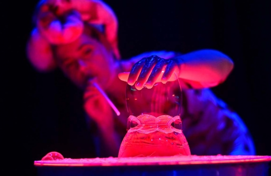 &Epsilon;ί&delta;&alpha;&mu;&epsilon; &tau;&eta;&nu; &pi;&alpha;&rho;ά&sigma;&tau;&alpha;&sigma;&eta;  " The Bath"  &theta;έ&alpha;&tau;&rho;&omicron; &Rho;&Epsilon;&Kappa;&Tau;&Iota;&Phi;&Iota;&Epsilon; - &Kappa;έ&nu;&tau;&rho;&omicron; Έ&rho;&epsilon;&upsilon;&nu;&alpha;&sigmaf; &Mu;&epsilon;&iota;&kappa;&tau;ώ&nu; &Pi;&alpha;&rho;&alpha;&sigma;&tau;&alpha;&tau;&iota;&kappa;ώ&nu; &Tau;&epsilon;&chi;&nu;ώ&nu;.