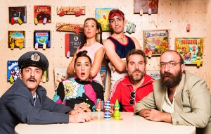 &Tau;&omicron; &gamma;έ&lambda;&iota;&omicron; &sigma;ώ&zeta;&epsilon;&iota; &tau;&alpha; &pi;&alpha;&iota;&delta;&iota;ά &kappa;&alpha;&iota; &omicron; &Mu;&omicron;&rho;&mu;ό&lambda;&eta;&sigmaf; &tau;&alpha; &Chi;&rho;&iota;&sigma;&tau;&omicron;ύ&gamma;&epsilon;&nu;&nu;&alpha; &pi;&alpha;&rho;έ&alpha; &mu;&epsilon; &tau;&eta; &laquo;&Sigma;&upsilon;&nu;&tau;&epsilon;&chi;&nu;ί&alpha; &tau;&omicron;&upsilon; &Gamma;έ&lambda;&iota;&omicron;&upsilon;&raquo;