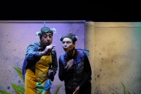 &Sigma;&upsilon;&nu;έ&nu;&tau;&epsilon;&upsilon;&xi;&eta; &mu;&epsilon; &tau;&omicron;&upsilon;&sigmaf; &Phi;&rho;ό&sigma;&omega; &Zeta;&alpha;&gamma;&omicron;&rho;&alpha;ί&omicron;&upsilon; &kappa;&alpha;&iota; &Nu;&tau;ί&nu;&omicron; &Pi;&omicron;&nu;&tau;&iota;&kappa;ό&pi;&omicron;&upsilon;&lambda;&omicron; &mu;&epsilon; &alpha;&phi;&omicron;&rho;&mu;ή &tau;&eta;&nu; &pi;&alpha;&rho;ά&sigma;&tau;&alpha;&sigma;&eta; &laquo;&Tau;&omicron; &Mu;&alpha;ύ&rho;&omicron; &Psi;&alpha;&rho;ά&kappa;&iota;&raquo;  &pi;&omicron;&upsilon; &alpha;&nu;&epsilon;&beta;&alpha;ί&nu;&epsilon;&iota; &sigma;&tau;&omicron;  &Theta;έ&alpha;&tau;&rho;&omicron; &Mu;&iota;&kappa;&rho;ό&sigmaf; &Kappa;&epsilon;&rho;&alpha;&mu;&epsilon;&iota;&kappa;ό&sigmaf;