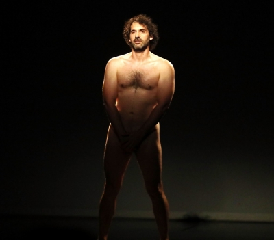 &Epsilon;ί&delta;&alpha;&mu;&epsilon; &tau;&eta;&nu; &pi;&alpha;&rho;ά&sigma;&tau;&alpha;&sigma;&eta; &ldquo;&Beta;&iota;&tau;&rho;&omicron;ύ&beta;&iota;&omicron;&sigmaf;&rdquo; &sigma;&tau;&eta; &sigma;&kappa;&eta;&nu;ή Brecht -2510