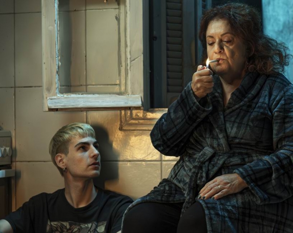 &Epsilon;ί&delta;&alpha;&mu;&epsilon; &tau;&eta;&nu; &pi;&alpha;&rho;ά&sigma;&tau;&alpha;&sigma;&eta; &laquo;&Alpha;&gamma;ώ&nu;&epsilon;&sigmaf; &kappa;&alpha;&iota; &mu;&epsilon;&tau;&alpha;&mu;&omicron;&rho;&phi;ώ&sigma;&epsilon;&iota;&sigmaf; &mu;&iota;&alpha;&sigmaf; &gamma;&upsilon;&nu;&alpha;ί&kappa;&alpha;&sigmaf;&raquo; &sigma;&tau;&omicron; &theta;έ&alpha;&tau;&rho;&omicron; &Tau;&zeta;έ&nu;&eta; &Kappa;&alpha;&rho;έ&zeta;&eta;