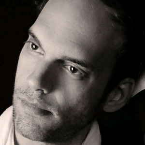 &Sigma;&upsilon;&nu;έ&nu;&tau;&epsilon;&upsilon;&xi;&eta; &tau;&omicron;&upsilon; &Nu;ί&kappa;&omicron;&upsilon; &Kappa;&rho;ί&kappa;&alpha; &sigma;&tau;&omicron; &theta;&epsilon;&alpha;&tau;&rho;&omicron;.gr &mu;&epsilon; &alpha;&phi;&omicron;&rho;&mu;ή &tau;&eta;&nu; &pi;&alpha;&rho;ά&sigma;&tau;&alpha;&sigma;&eta; &laquo;&Eta; &Delta;ί&kappa;&eta; &tau;&omega;&nu; έ&xi;&iota;&raquo; &mu;&iota;&alpha; &iota;&sigma;&tau;&omicron;&rho;ί&alpha; &ndash; &delta;ύ&omicron; &pi;&lambda;&epsilon;&upsilon;&rho;έ&sigmaf;, &tau;&eta;&sigmaf; &Delta;ή&mu;&eta;&tau;&rho;&alpha;&sigmaf; &Mu;&pi;ά&sigma;&iota;&omicron;&upsilon;, &sigma;&tau;&omicron; &Theta;έ&alpha;&tau;&rho;&omicron; &Alpha;&lambda;&kappa;&mu;ή&nu;&eta;.