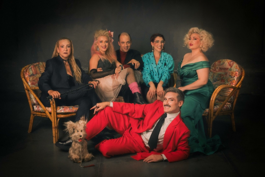 &Epsilon;ί&delta;&alpha;&mu;&epsilon; &tau;&eta;&nu; &pi;&alpha;&rho;ά&sigma;&tau;&alpha;&sigma;&eta; &rdquo;&Tau;&iota; &theta;&alpha; &pi;&epsilon;ί &omicron; &kappa;ό&sigma;&mu;&omicron;&sigmaf;&rdquo; &sigma;&tau;&omicron; Faust Theatre