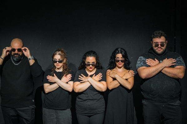 &Sigma;&upsilon;&nu;έ&nu;&tau;&epsilon;&upsilon;&xi;&eta; &mu;&epsilon; &tau;&omicron;&upsilon;&sigmaf; &Epsilon;&upsilon;&gamma;&epsilon;&nu;ί&alpha; &Sigma;&omicron;ύ&kappa;&eta;,  &Nu;ά&nu;&tau;&iota;&alpha; &Gamma;&epsilon;&rho;&mu;&epsilon;&nu;ή, &Beta;&alpha;&sigma;&iota;&lambda;&iota;&kappa;ή &Tau;&zeta;&omicron;&upsilon;ά&nu;&eta; &kappa;&alpha;&iota; &Gamma;&iota;ά&nu;&nu;&eta; &Mu;&pi;&alpha;&kappa;&omicron;&gamma;&epsilon;ώ&rho;&gamma;&omicron;, &sigma;&upsilon;&nu;&tau;&epsilon;&lambda;&epsilon;&sigma;&tau;έ&sigmaf; &tau;&eta;&sigmaf; &pi;&alpha;&rho;ά&sigma;&tau;&alpha;&sigma;&eta;&sigmaf;  ''&Nu;&alpha; &Theta;&upsilon;&mu;&eta;&theta;ώ &Nu;&alpha; &Mu;&eta; &Phi;ά&omega;''  &tau;&eta;&sigmaf; &Sigma;&tau;&epsilon;ύ&eta;&sigmaf; &Tau;&sigma;&omicron;ύ&tau;&sigma;&eta;, &pi;&omicron;&upsilon; &alpha;&nu;&epsilon;&beta;&alpha;ί&nu;&epsilon;&iota; &sigma;&tau;&omicron; &Theta;&Epsilon;&Alpha;&Tau;&Rho;&Omicron; NOŪS - BLACK BOX