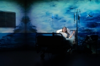 &Epsilon;ί&delta;&alpha;&mu;&epsilon; &tau;&eta;&nu; &pi;&alpha;&rho;ά&sigma;&tau;&alpha;&sigma;&eta; "Ό&lambda;&omicron;&sigmaf; &omicron; &chi;&rho;ό&nu;&omicron;&sigmaf; &tau;&omicron;&upsilon; &kappa;ό&sigma;&mu;&omicron;&upsilon;" &sigma;&tau;&omicron; &theta;έ&alpha;&tau;&rho;&omicron; &Tau;έ&chi;&nu;&eta;&sigmaf; &Kappa;ά&rho;&omicron;&lambda;&omicron;&sigmaf; &Kappa;&omicron;&upsilon;&nu;