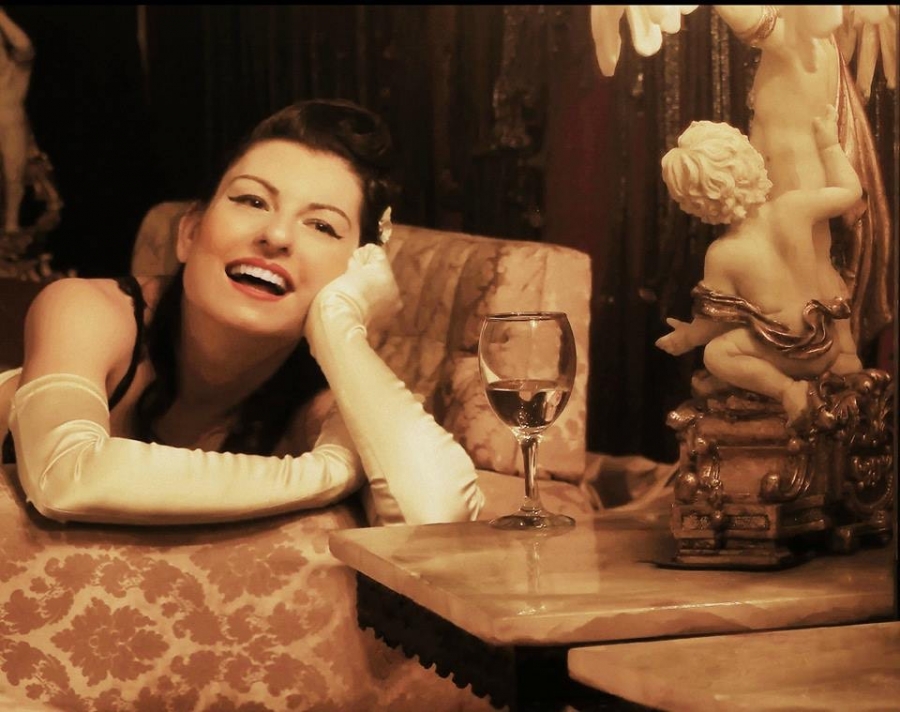 &Sigma;&upsilon;&nu;έ&nu;&tau;&epsilon;&upsilon;&xi;&eta; &mu;&epsilon; &tau;&eta;&nu; &eta;&theta;&omicron;&pi;&omicron;&iota;ό Έ&lambda;&lambda;&eta; &Delta;&alpha;&delta;ή&rho;&alpha;, &mu;&epsilon; &alpha;&phi;&omicron;&rho;&mu;ή &tau;&eta; &sigma;&upsilon;&mu;&mu;&epsilon;&tau;&omicron;&chi;ή &tau;&eta;&sigmaf; &sigma;&tau;&eta;&nu; &pi;&alpha;&rho;ά&sigma;&tau;&alpha;&sigma;&eta; &laquo;&Omicron;&iota; &Alpha;&nu;έ&gamma;&gamma;&iota;&chi;&tau;&epsilon;&sigmaf;&raquo;