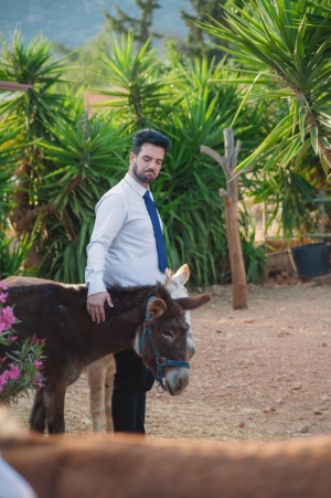 Συνέντευξη του ηθοποιού Ηλία Τσατσαρώνη με αφορμή την παράσταση «Απάνω στα γαϊδούρια»