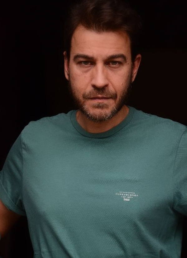 &Sigma;&upsilon;&nu;έ&nu;&tau;&epsilon;&upsilon;&xi;&eta; &mu;&epsilon; &tau;&omicron;&nu; &Tau;ά&sigma;&omicron; &Kappa;&alpha;&rho;&alpha;&kappa;ύ&kappa;&lambda;&alpha; &mu;&epsilon; &alpha;&phi;&omicron;&rho;&mu;ή &tau;&eta;&nu; &pi;&alpha;&rho;ά&sigma;&tau;&alpha;&sigma;&eta; &laquo;&Pi;&iota;&rho;&omicron;ύ&nu;&iota;&alpha; &sigma;&epsilon; &Alpha;&kappa;&rho;&iota;&beta;ά &Sigma;&pi;&omicron;&rho;&tau;έ&xi;&raquo;&pi;&omicron;&upsilon; &alpha;&nu;&epsilon;&beta;&alpha;ί&nu;&epsilon;&iota; &sigma;&tau;&omicron; Red Jasper Cabaret Theatre