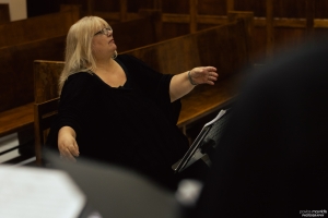 &Sigma;&upsilon;&nu;έ&nu;&tau;&epsilon;&upsilon;&xi;&eta;  &mu;&epsilon; &tau;&eta;&nu; &Alpha;&nu;&theta;ή &Gamma;&omicron;&upsilon;&rho;&omicron;&upsilon;&nu;&tau;ή &mu;&epsilon; &alpha;&phi;&omicron;&rho;&mu;ή &tau;&eta;&nu; &sigma;&upsilon;&nu;&alpha;&upsilon;&lambda;ί&alpha; &laquo;Et Lux Perpetua&raquo; &alpha;&pi;&omicron; &tau;&omicron; &Phi;&omega;&nu;&eta;&tau;&iota;&kappa;ό &Sigma;ύ&nu;&omicron;&lambda;&omicron; LibroCoro