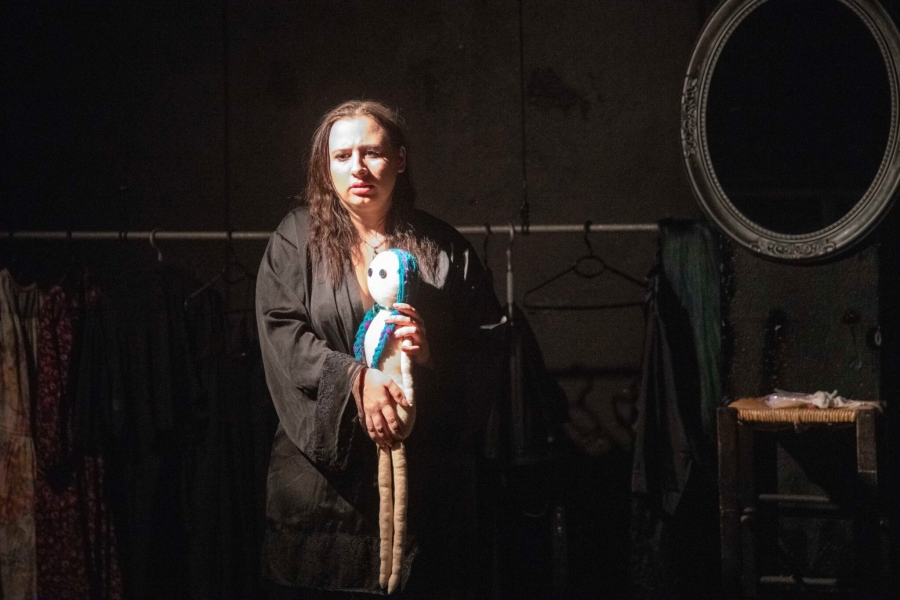 &Epsilon;ί&delta;&alpha;&mu;&epsilon; &tau;&eta;&nu; &pi;&alpha;&rho;ά&sigma;&tau;&alpha;&sigma;&eta; &Mu;έ&delta;&omicron;&upsilon;&sigma;&alpha; &sigma;&tau;&omicron; &Theta;έ&alpha;&tau;&rho;&omicron; &Alpha;&lambda;&kappa;&mu;ή&nu;&eta;.