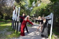 &Tau;&alpha; &tau;&alpha;&xi;ί&delta;&iota;&alpha; &tau;&omicron;&upsilon; &nu;&omicron;&upsilon;-&Theta;&epsilon;&alpha;&tau;&rho;&iota;&kappa;ή &Omicron;&mu;ά&delta;&alpha; &Mu;ύ&theta;&omicron;&sigmaf;