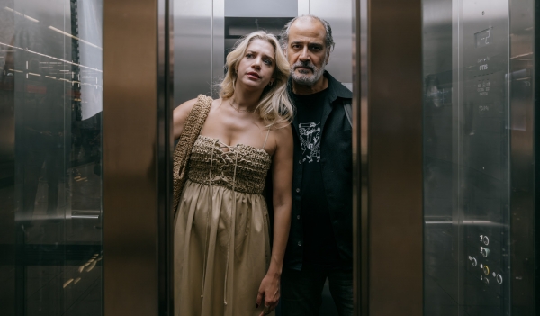 &Omicron; &Delta;&eta;&mu;ή&tau;&rho;&eta;&sigmaf; &Kappa;&alpha;&tau;&alpha;&lambda;&epsilon;&iota;&phi;ό&sigmaf; &sigma;&kappa;&eta;&nu;&omicron;&theta;&epsilon;&tau;&epsilon;ί &kappa;&alpha;&iota; &pi;&rho;&omega;&tau;&alpha;&gamma;&omega;&nu;&iota;&sigma;&tau;&epsilon;ί &sigma;&tau;&omicron;&nu; &Theta;&epsilon;ί&omicron; &Beta;ά&nu;&iota;&alpha; || &Alpha;&pi;ό 18/10 &sigma;&tau;&omicron; &Delta;&eta;&mu;&omicron;&tau;&iota;&kappa;ό &Theta;έ&alpha;&tau;&rho;&omicron; &Pi;&epsilon;&iota;&rho;&alpha;&iota;ά