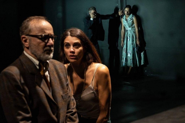 &Epsilon;ί&delta;&alpha;&mu;&epsilon; &tau;&eta;&nu; &pi;&alpha;&rho;ά&sigma;&tau;&alpha;&sigma;&eta; " &Tau;&omicron; &Delta;&epsilon;ί&pi;&nu;&omicron;" &sigma;&tau;&omicron; &Sigma;ύ&gamma;&chi;&rho;&omicron;&nu;&omicron; &theta;έ&alpha;&tau;&rho;&omicron; &kappa;&alpha;&iota; &sigma;&chi;&omicron;&lambda;&iota;ά&zeta;&omicron;&upsilon;&mu;&epsilon;