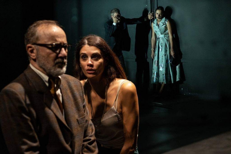 &Epsilon;ί&delta;&alpha;&mu;&epsilon; &tau;&eta;&nu; &pi;&alpha;&rho;ά&sigma;&tau;&alpha;&sigma;&eta; " &Tau;&omicron; &Delta;&epsilon;ί&pi;&nu;&omicron;" &sigma;&tau;&omicron; &Sigma;ύ&gamma;&chi;&rho;&omicron;&nu;&omicron; &theta;έ&alpha;&tau;&rho;&omicron; &kappa;&alpha;&iota; &sigma;&chi;&omicron;&lambda;&iota;ά&zeta;&omicron;&upsilon;&mu;&epsilon;