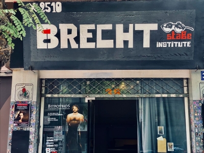 &Omicron; &nu;έ&omicron;&sigmaf; &theta;&epsilon;&alpha;&tau;&rho;&iota;&kappa;ό&sigmaf; &chi;ώ&rho;&omicron;&sigmaf; &Sigma;&kappa;&eta;&nu;ή Brecht-2510 &alpha;&nu;&omicron;ί&gamma;&epsilon;&iota; &tau;&iota;&sigmaf; &pi;ό&rho;&tau;&epsilon;&sigmaf; &tau;&omicron;&upsilon; &tau;&omicron;&nu; &Omicron;&kappa;&tau;ώ&beta;&rho;&iota;&omicron;