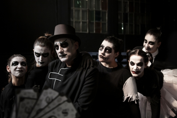 Free Freaks &Tau;&omicron; &Phi;&rho;&iota;&kappa;&iota;ό &mu;έ&sigma;&alpha; &sigma;&omicron;&upsilon; &sigma;&tau;&omicron; &theta;έ&alpha;&tau;&rho;&omicron; &Beta;&alpha;&phi;&epsilon;ί&omicron;.