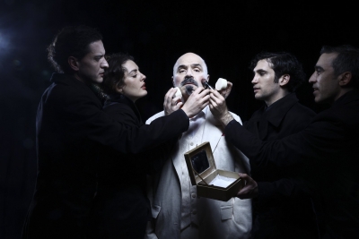 &Epsilon;ί&delta;&alpha;&mu;&epsilon; &tau;&eta;&nu; &pi;&alpha;&rho;ά&sigma;&tau;&alpha;&sigma;&eta; &Theta;ά&nu;&alpha;&tau;&omicron;&sigmaf; &sigma;&tau;&eta; &Beta;&epsilon;&nu;&epsilon;&tau;ί&alpha; &sigma;&tau;&omicron; &theta;έ&alpha;&tau;&rho;&omicron; &Pi;&omicron;&rho;&epsilon;ί&alpha;.