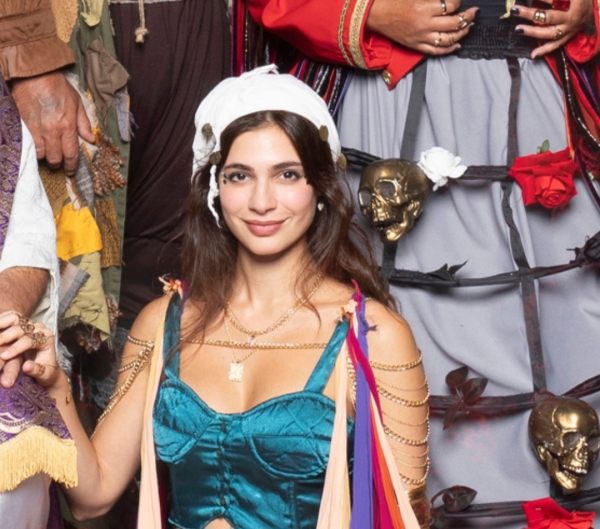 &Sigma;&upsilon;&nu;έ&nu;&tau;&epsilon;&upsilon;&xi;&eta; &mu;&epsilon; &tau;&eta;&nu; &Chi;&rho;&upsilon;&sigma;ά&nu;&theta;&eta; &Pi;&alpha;&pi;&alpha;&lambda;&epsilon;&beta;έ&nu;&tau;&eta; &eta; &omicron;&pi;&omicron;ί&alpha; &upsilon;&pi;&omicron;&delta;ύ&epsilon;&tau;&alpha;&iota; &tau;&eta;&nu; &Epsilon;&sigma;&mu;&epsilon;&rho;ά&lambda;&delta;&alpha; &sigma;&tau;&eta;&nu; ''&Pi;&alpha;&nu;&alpha;&gamma;ί&alpha; &Tau;&omega;&nu; &Pi;&alpha;&rho;&iota;&sigma;ί&omega;&nu; '' &pi;&omicron;&upsilon; &alpha;&nu;&epsilon;&beta;&alpha;ί&nu;&epsilon;&iota; &sigma;&tau;&omicron; &Epsilon;&lambda;&lambda;&eta;&nu;&iota;&kappa;ό&sigmaf; &Kappa;ό&sigma;&mu;&omicron;&sigmaf; - &Theta;&Epsilon;&Alpha;&Tau;&Rho;&Omicron;&Nu; (&Alpha;&iota;&theta;. &Alpha;&nu;&tau;&iota;&gamma;ό&nu;&eta;)