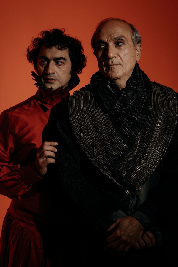 &Tau;&omicron; &Delta;&eta;&mu;&omicron;&tau;&iota;&kappa;ό &Theta;έ&alpha;&tau;&rho;&omicron; &Pi;&epsilon;&iota;&rho;&alpha;&iota;ά &pi;&alpha;&rho;&omicron;&upsilon;&sigma;&iota;ά&zeta;&epsilon;&iota; &tau;&eta;&nu; &pi;&alpha;&rho;ά&sigma;&tau;&alpha;&sigma;&eta; &laquo;&Omicron;&Iota; &Tau;&Sigma;&Epsilon;&Nu;&Tau;&Sigma;&Iota;&raquo; | &Sigma;&kappa;&eta;&nu;ή &Omega;&mu;έ&gamma;&alpha; - &Pi;&rho;&epsilon;&mu;&iota;έ&rho;&alpha;  9 &Mu;&alpha;&rho;&tau;ί&omicron;&upsilon; 2024