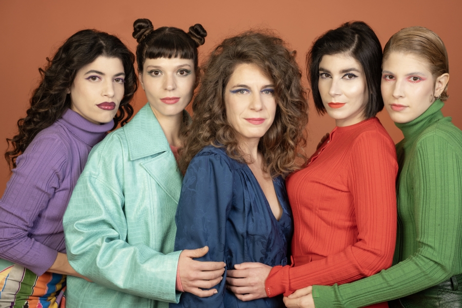 &Sigma;&tau;&eta;&nu; &kappa;&omicron;&rho;&upsilon;&phi;ή &tau;&omicron; &kappa;ό&sigma;&mu;&omicron;&upsilon;, &epsilon;&kappa;&epsilon;ί &nu;&alpha; &mu;&epsilon; &pi;&alpha;&sigmaf;. &tau;&eta;&sigmaf; &Epsilon;&iota;&rho;ή&nu;&eta;&sigmaf; &Phi;&alpha;&nu;&alpha;&rho;&iota;ώ&tau;&eta;