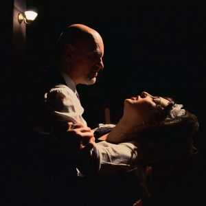 &Tau;&omicron; &laquo;&Phi;&omega;&sigmaf; &tau;&omicron;&upsilon; &Gamma;&kappa;&alpha;&zeta;&iota;&omicron;ύ&raquo; &tau;&omicron;&upsilon; &Pi;ά&tau;&rho;&iota;&kappa; &Chi;ά&mu;&iota;&lambda;&tau;&omicron;&nu; &epsilon;&pi;&iota;&sigma;&tau;&rho;έ&phi;&epsilon;&iota; &sigma;&tau;&omicron; &Theta;έ&alpha;&tau;&rho;&omicron; &Beta;&alpha;&phi;&epsilon;ί&omicron; - &Lambda;ά&kappa;&eta;&sigmaf; &Kappa;&alpha;&rho;&alpha;&lambda;ή&sigmaf;