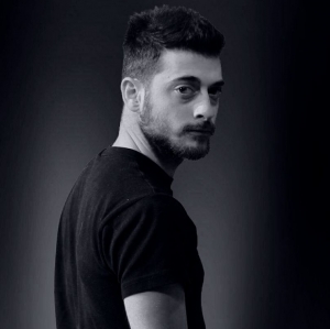 &Sigma;&upsilon;&nu;έ&nu;&tau;&epsilon;&upsilon;&xi;&eta; &tau;&omicron;&upsilon; &Theta;&alpha;&nu;ά&sigma;&eta; &Sigma;&kappa;ό&pi;&alpha;, &sigma;&tau;&omicron; &theta;&epsilon;&alpha;&tau;&rho;&omicron;.gr &mu;&epsilon; &alpha;&phi;&omicron;&rho;&mu;ή &tau;&eta;&nu; &pi;&alpha;&rho;ά&sigma;&tau;&alpha;&sigma;&eta; "&Kappa;&alpha;&rho;&alpha;ϊ&sigma;&kappa;ά&kappa;&eta;&sigmaf;: &Omicron; &pi;&alpha;&rho;&epsilon;&xi;&eta;&gamma;&eta;&mu;έ&nu;&omicron;&sigmaf; ή&rho;&omega;&alpha;&sigmaf; " &sigma;&tau;&omicron; &theta;έ&alpha;&tau;&rho;&omicron; &tau;&eta;&sigmaf; &Eta;&mu;έ&rho;&alpha;&sigmaf;.