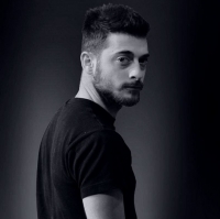 &Sigma;&upsilon;&nu;έ&nu;&tau;&epsilon;&upsilon;&xi;&eta; &tau;&omicron;&upsilon; &Theta;&alpha;&nu;ά&sigma;&eta; &Sigma;&kappa;ό&pi;&alpha;, &sigma;&tau;&omicron; &theta;&epsilon;&alpha;&tau;&rho;&omicron;.gr &mu;&epsilon; &alpha;&phi;&omicron;&rho;&mu;ή &tau;&eta;&nu; &pi;&alpha;&rho;ά&sigma;&tau;&alpha;&sigma;&eta; "&Kappa;&alpha;&rho;&alpha;ϊ&sigma;&kappa;ά&kappa;&eta;&sigmaf;: &Omicron; &pi;&alpha;&rho;&epsilon;&xi;&eta;&gamma;&eta;&mu;έ&nu;&omicron;&sigmaf; ή&rho;&omega;&alpha;&sigmaf; " &sigma;&tau;&omicron; &theta;έ&alpha;&tau;&rho;&omicron; &tau;&eta;&sigmaf; &Eta;&mu;έ&rho;&alpha;&sigmaf;.