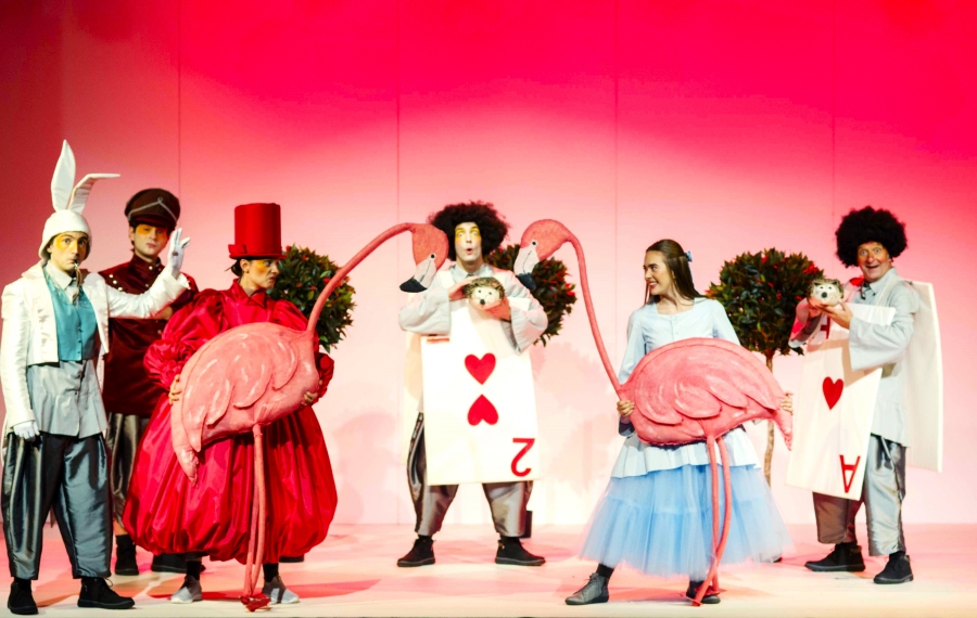 &Mu;&alpha;&gamma;&iota;&kappa;ά &Chi;&rho;&iota;&sigma;&tau;&omicron;ύ&gamma;&epsilon;&nu;&nu;&alpha; &mu;&epsilon; &tau;&eta;&nu; "&Alpha;&lambda;ί&kappa;&eta; &sigma;&tau;&eta;&nu; &Chi;ώ&rho;&alpha; &tau;&omega;&nu; &Theta;&alpha;&upsilon;&mu;ά&tau;&omega;&nu;" | &Alpha;&pi;ό &tau;&iota;&sigmaf; &Mu;&alpha;&gamma;&iota;&kappa;έ&sigmaf; &Sigma;&beta;&omicron;ύ&rho;&epsilon;&sigmaf;, &sigma;&epsilon; &sigma;&kappa;&eta;&nu;. &Delta;&eta;&mu;ή&tau;&rho;&eta; &Alpha;&delta;ά&mu;&eta; | &Theta;έ&alpha;&tau;&rho;&omicron; &Chi;&omicron;&rho;&nu;