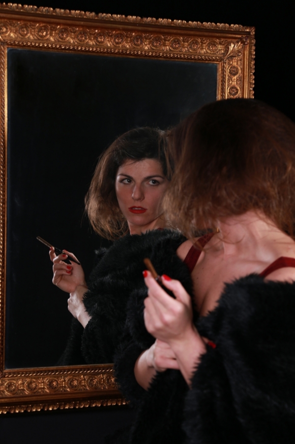 &Eta; &eta;&theta;&omicron;&pi;&omicron;&iota;ό&sigmaf; &Delta;&alpha;&nu;ά&eta; &Kappa;&alpha;&lambda;&omicron;&pi;ή&tau;&alpha; &mu;&iota;&lambda;ά &sigma;&tau;&omicron; &theta;έ&alpha;&tau;&rho;&omicron;.gr, &mu;&epsilon; &alpha;&phi;&omicron;&rho;&mu;ή &tau;&eta;&nu; &pi;&alpha;&rho;ά&sigma;&tau;&alpha;&sigma;&eta; &laquo;&Tau;&omicron; &Mu;&pi;&omicron;&rho;&nu;&tau;έ&lambda;&omicron; &tau;&eta;&sigmaf; &Mu;&alpha;&nu;&tau;ά&mu; &Rho;ό&zeta;&alpha;&sigmaf;&raquo; &sigma;&tau;&eta;&nu; &omicron;&pi;&omicron;ί&alpha; &pi;&rho;&omega;&tau;&alpha;&gamma;&omega;&nu;&iota;&sigma;&tau;&epsilon;ί.