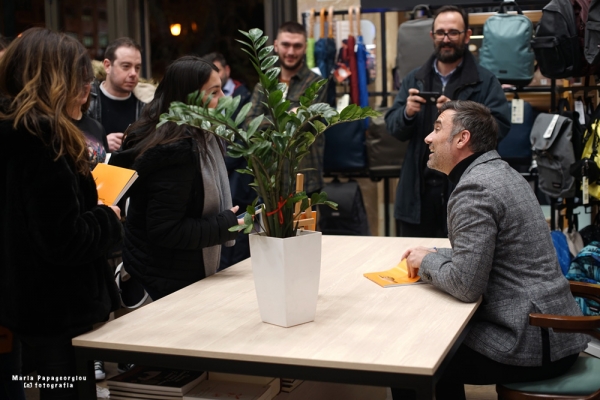 &Pi;&alpha;&rho;&omicron;&upsilon;&sigma;ί&alpha;&sigma;&eta; &Beta;&iota;&beta;&lambda;ί&omicron;&upsilon; &tau;&omicron;&upsilon; &Gamma;&iota;ώ&rho;&gamma;&omicron;&upsilon; &Kappa;&alpha;&pi;&omicron;&upsilon;&tau;&zeta;ί&delta;&eta; &laquo;Ό&pi;&omicron;&iota;&omicron;&sigmaf; &theta;έ&lambda;&epsilon;&iota; &nu;&alpha; &chi;&omega;&rho;ί&sigma;&epsilon;&iota;&hellip;&nu;&alpha; &sigma;&eta;&kappa;ώ&sigma;&epsilon;&iota; &tau;&omicron; &chi;έ&rho;&iota; &tau;&omicron;&upsilon;&raquo;