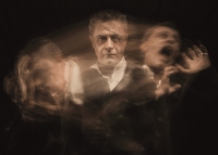 &Sigma;&upsilon;&nu;έ&nu;&tau;&epsilon;&upsilon;&xi;&eta; &tau;&omicron;&upsilon; &Theta;&alpha;&nu;ά&sigma;&eta; &Kappa;&omicron;&upsilon;&rho;&lambda;&alpha;&mu;&pi;ά &mu;&epsilon; &alpha;&phi;&omicron;&rho;&mu;ή &tau;&eta;&nu; &pi;&alpha;&rho;ά&sigma;&tau;&alpha;&sigma;&eta; "Ά&nu;&theta;&rho;&omega;&pi;&omicron;&sigmaf; &chi;&omega;&rho;ί&sigmaf; ό&nu;&omicron;&mu;&alpha;" &pi;&omicron;&upsilon; &alpha;&nu;&epsilon;&beta;&alpha;ί&nu;&epsilon;&iota; &sigma;&tau;&omicron;  &Theta;έ&alpha;&tau;&rho;&omicron; &Alpha;&pi;&omicron;&theta;ή&kappa;&eta;