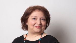 &Sigma;&upsilon;&nu;έ&nu;&tau;&epsilon;&upsilon;&xi;&eta; &mu;&epsilon; &tau;&eta; &Mu;&alpha;&rho;ί&alpha; &Gamma;&rho;ά&mu;&psi;&alpha;,  &mu;&epsilon; &alpha;&phi;&omicron;&rho;&mu;ή &tau;&eta;&nu; &pi;&alpha;&rho;ά&sigma;&tau;&alpha;&sigma;&eta; &laquo;&Alpha;&sigmaf; &pi;&epsilon;&rho;&iota;&mu;έ&nu;&omicron;&upsilon;&nu; &omicron;&iota; &gamma;&upsilon;&nu;&alpha;ί&kappa;&epsilon;&sigmaf;&raquo; &pi;&omicron;&upsilon; &alpha;&nu;&epsilon;&beta;&alpha;ί&nu;&epsilon;&iota; &sigma;&tau;&omicron; &Theta;έ&alpha;&tau;&rho;&omicron; &Psi;&upsilon;&rho;&rho;ή