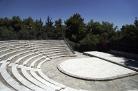 &Eta; &Theta;&epsilon;&alpha;&tau;&rho;&iota;&kappa;ή &Omicron;&mu;ά&delta;&alpha; Arte Povera &theta;ί&alpha;&sigma;&omicron;&sigmaf; &Lambda;ό&phi;&omicron;&upsilon; &Kappa;&omicron;&lambda;&omega;&nu;&omicron;ύ &alpha;&nu;&alpha;&zeta;&eta;&tau;ά &nu;έ&omicron;&upsilon;&sigmaf; &eta;&theta;&omicron;&pi;&omicron;&iota;&omicron;ύ&sigmaf;!