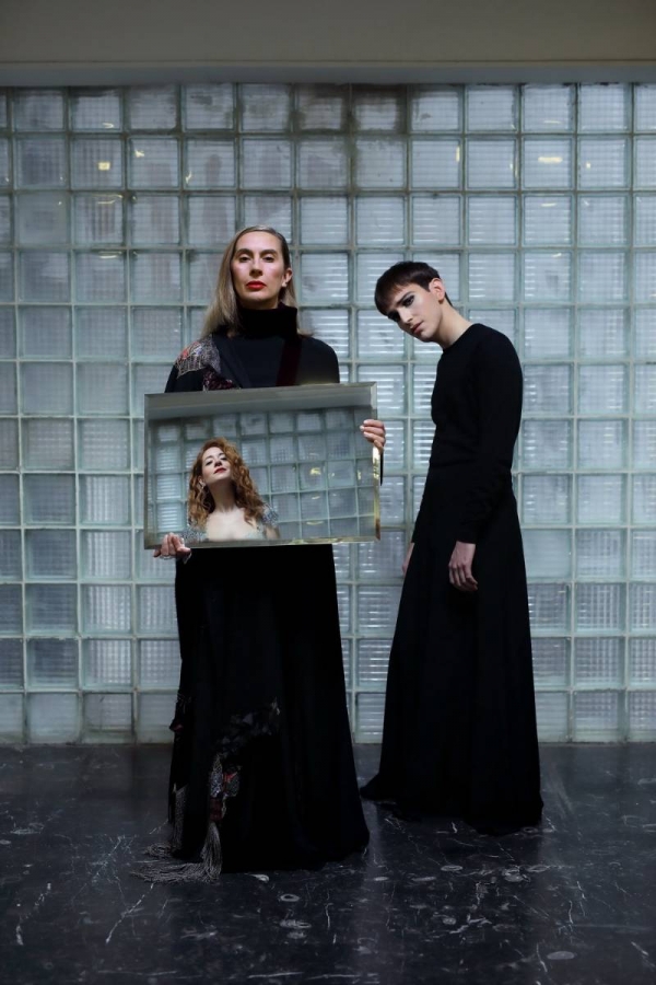 &Epsilon;ί&delta;&alpha;&mu;&epsilon; &tau;&eta;&nu; &pi;&alpha;&rho;ά&sigma;&tau;&alpha;&sigma;&eta; &laquo;&Tau;&alpha; &pi;&iota;&kappa;&rho;ά &delta;ά&kappa;&rho;&upsilon;&alpha; &tau;&eta;&sigmaf; &Pi;έ&tau;&rho;&alpha; &Phi;&omicron;&nu; &Kappa;&alpha;&nu;&tau;&raquo; &sigma;&tau;&omicron; &theta;έ&alpha;&tau;&rho;&omicron; &laquo;&Epsilon;&lambda;έ&rho;&raquo;.