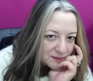 &Sigma;&upsilon;&nu;έ&nu;&tau;&epsilon;&upsilon;&xi;&eta; &tau;&eta;&sigmaf; &sigma;&kappa;&eta;&nu;&omicron;&theta;έ&tau;&iota;&delta;&alpha;&sigmaf; &kappa;&alpha;&iota; &eta;&theta;&omicron;&pi;&omicron;&iota;&omicron;ύ &Alpha;&nu;&alpha;&sigma;&tau;&alpha;&sigma;ί&alpha;&sigmaf; &Kappa;&omicron;&upsilon;&rho;ή &mu;&epsilon; &alpha;&phi;&omicron;&rho;&mu;ή &tau;&eta;&nu; &pi;&alpha;&rho;ά&sigma;&tau;&alpha;&sigma;&eta; &laquo;&Chi;&omega;&rho;ί&sigmaf; ά&nu;&tau;&rho;&epsilon;&sigmaf;&raquo;