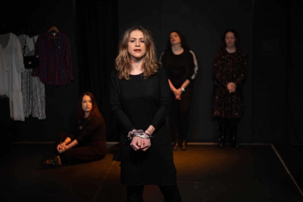 &Epsilon;ί&delta;&alpha;&mu;&epsilon; &tau;&eta;&nu; &pi;&alpha;&rho;ά&sigma;&tau;&alpha;&sigma;&eta; &laquo;J&raquo; &sigma;&tau;&omicron; &theta;έ&alpha;&tau;&rho;&omicron; &Epsilon;&rho;&gamma;&omicron;&tau;ά&xi;&iota;&omicron;&nu;.