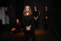 &Epsilon;ί&delta;&alpha;&mu;&epsilon; &tau;&eta;&nu; &pi;&alpha;&rho;ά&sigma;&tau;&alpha;&sigma;&eta; &laquo;J&raquo; &sigma;&tau;&omicron; &theta;έ&alpha;&tau;&rho;&omicron; &Epsilon;&rho;&gamma;&omicron;&tau;ά&xi;&iota;&omicron;&nu;.