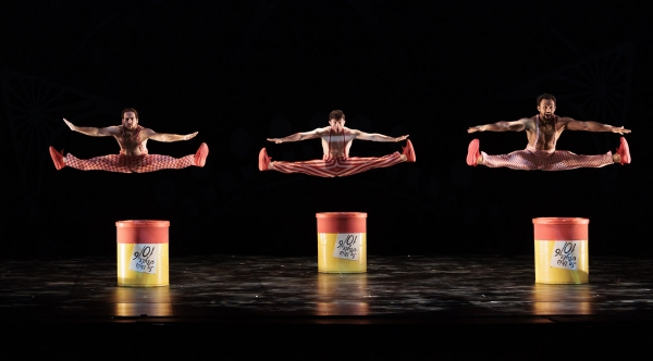 MOMIX: &Omicron;&iota; &mu;ά&gamma;&omicron;&iota; &tau;&omicron;&upsilon; &chi;&omicron;&rho;&omicron;ύ &epsilon;&pi;&iota;&sigma;&tau;&rho;έ&phi;&omicron;&upsilon;&nu;, &zeta;&omega;&nu;&tau;&alpha;&nu;&epsilon;ύ&omicron;&nu;&tau;&alpha;&sigmaf; &tau;&eta;&nu; &Alpha;&lambda;ί&kappa;&eta; &sigma;&tau;&eta; &Chi;ώ&rho;&alpha; &tau;&omega;&nu; &Theta;&alpha;&upsilon;&mu;ά&tau;&omega;&nu;!