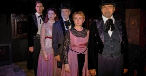 ΑΣΠΡΑ ΑΛΟΓΑ ΡΟΣΜΕΛΣΧΟΜ  του Ερρίκου Ιψεν από 28 Νοεμβρίου στο θέατρο Εκάτη