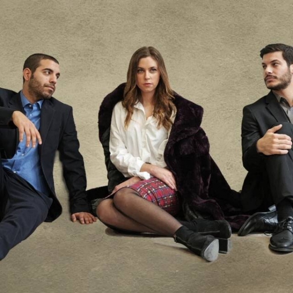 &Epsilon;ί&delta;&alpha;&mu;&epsilon; &tau;&eta;&nu; &Mu;&alpha;&nu;&tau;ό&nu;&alpha; &mu;&epsilon; &tau;&omicron; &gamma;&omicron;ύ&nu;&iota;&nu;&omicron; &pi;&alpha;&lambda;&tau;ό &sigma;&tau;&omicron; &theta;έ&alpha;&tau;&rho;&omicron; &Alpha;&lambda;ά&mu;&pi;&rho;&alpha;.