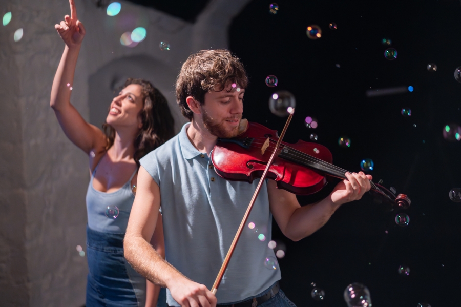 «Πιρούνια σε ακριβά σπορτέξ» του Κ.Ντίσιου στου Red Jasper Cabaret Theatre